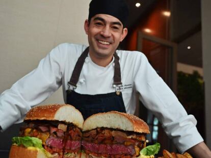 Patrick Shimada, chef de The Oak Door en el hotel Grand Hyatt de Tokyo posa con la hamburguesa de tres kilos que preparó el 1 de abril. En vídeo, comer mal mata más que el tabaco.