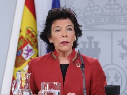 La ministra portavoz, Isabel Celaá, este viernes tras el Consejo de Ministros. En vídeo, el Gobierno rechaza las críticas de oportunismo.