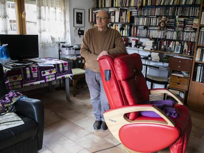 Ángel Hernández, este viernes en su casa, junto al sillón de María José Carrasco.