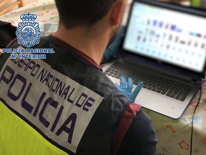Un agente de la Policía Nacional durante una operación contra la pornografía infantil. En vídeo, imágenes de la operación difundidas por la Policía Nacional.