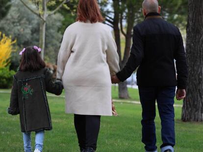 A., de seis años, junto a María Sevilla y su marido, José, fotografiados el viernes.