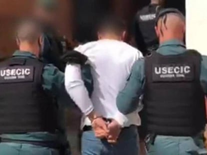 Agentes de la Guardia Civil detienen al novio de la joven, el viernes.