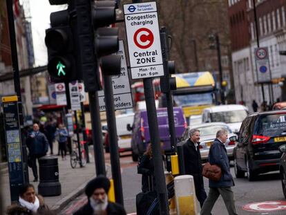 Señal del área en la que se aplica la tasa de congestión de Londres. En vídeo, entrada en vigor de la Zona de Emisiones Ultrabajas.