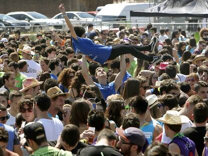 Miles de jóvenes asistentes al macrobotellón universitario organizado en el distrito marítimo de Valencia en 2014. En vídeo, vecinos piden suspender el Festival Paellas Universitarias 2019.