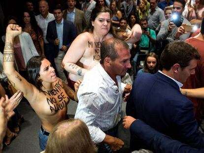 El presidente de Ciudadanos, Albert Rivera, sorprendido por una protesta del grupo feminista Femen, el pasado septiembre. En vídeo, declaraciones de Rivera en un acto en Albacete el pasado 17 de abril.