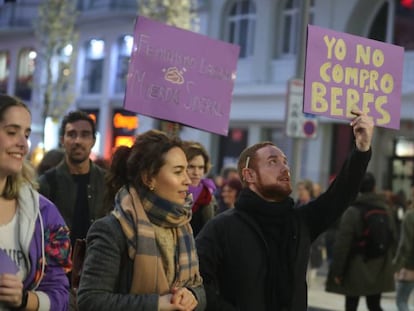 Varios participantes en la manifestación celebrada en Madrid por el 8-M. En vídeo, Rivera llama sectarias a las mujeres que se oponen a la gestación subrogada, en un acto en Albacete.