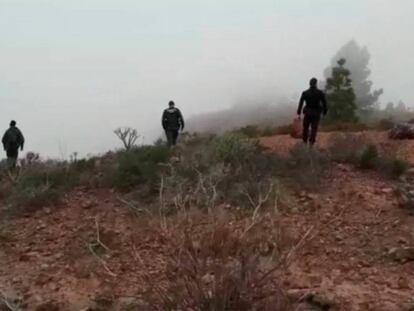 Imagen facilitada por la Guardia Civil de varios agentes buscando a la mujer y su hijo desaparecidos en Adeje.