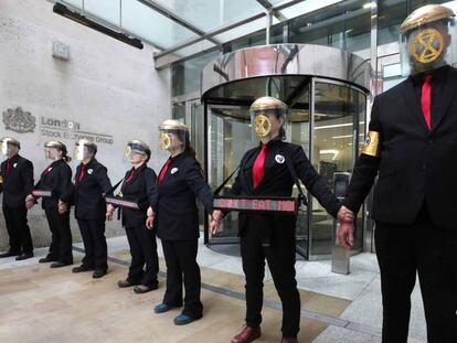 Manifestantes pegados con cola en la Bolsa de Londres. En vídeo, imágenes de las protestas en Londres.