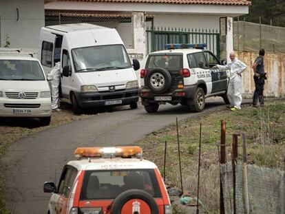 Guardias civiles, en la carretera que lleva a la cueva donde se hallaron los cadáveres. En vídeo, el registro con el presunto asesino de su familia en Tenerife.