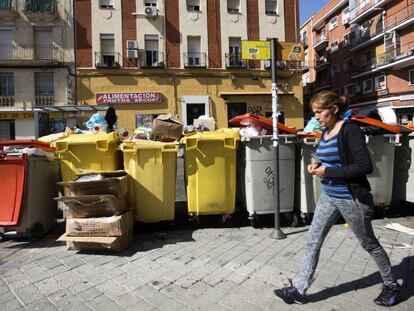 Contenedores llenos cerca del paseo de Extremadura (Madrid).CARLOS ROSILLO/