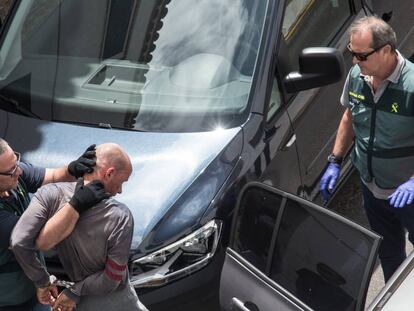 En foto, Thomas Handrick es trasladado por la Guardia Civil. En vídeo, reconstrucción de los hechos en la vivienda de Thomas Handrick.