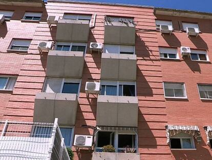 Vista del edificio donde fue hallada muerta la mujer de Parla con signos de violencia. En vídeo, la Policía Nacional halla el cadáver de una mujer en Parla.