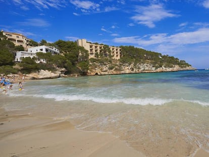 FOTO: La Cala Santanyí, en Mallorca, estrena bandera azul este año. / VÍDEO: Declaraciones de José Ramón Sánchez Moro, presidente de la Asociación de Educación Ambiental y del Consumidor (Adeac).