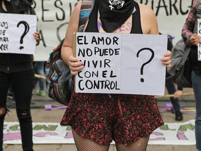 Varias mujeres, durante la marcha del 8-M en Montevideo (Uruguay). En vídeo, una mujer que ha sufrido violencia de género es más vulnerable a caer en manos de otro maltratador.