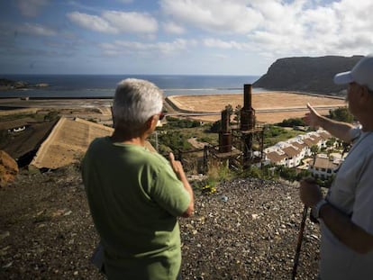 Los exmineros José García López (a la izquierda) y Maríano Martínez enseñan el estado actual de la bahía.