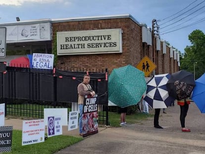 Activistas del grupo PowerHouse cubren con paraguas la entrada a la clínica de Servicios Sanitarios Reproductivos, el pasado viernes, en Montgomery (Alabama). En vídeo, así abortan las mujeres en Alabama.