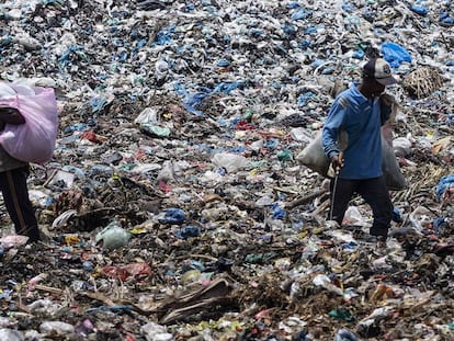 Dos personas rebuscan en la basura en el vertedero de la ciudad de Lhokseumawe (Indonesia). En vídeo, imágenes de una concentración de basura en aguas profundas.