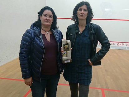 Maribel Toyos y Elisabet Sadó, con el trofeo que recibió esta última.