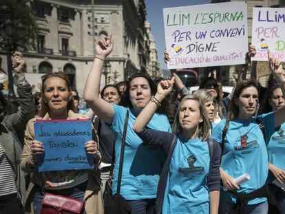 Trabajadoras de Educación Infantil en huelga se manifiestan en Barcelona. En vídeo, los educadores infantiles salen a las calles para exigir mejores condiciones laborales.