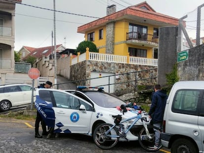 Un momento de la actuación policial en Cangas.