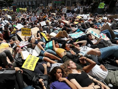 Protesta frente al Congreso de los Diputados, en Madrid, contra el cambio climático.