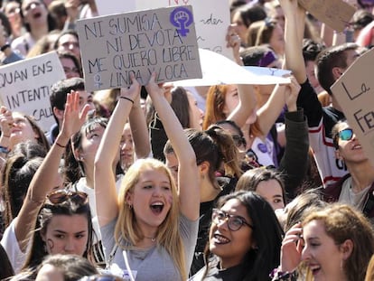 En Barcelona unos 13.000 estudiantes, según la Guardia Urbana, se concentraron contra la violencia machista y el patriarcado, en la manifestación con motivo del Día Internacional de la Mujer. En vídeo, declaraciones de Dolores Delgado, ministra de Justicia.