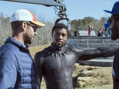 Chadwick Boseman (centro) en el rodaje de 'Black Panther', una de las películas de Marvel grabadas en Georgia. En vídeo, declaraciones del consejero delegado de Disney, Bob Iger.