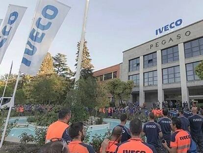 Trabajadores de Iveco, este miércoles en una concentración tras el suicidio de su compañera. En vídeo, libertad sin cargos para la ex pareja de la empleada.