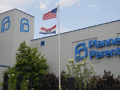 El exterior del centro de salud reproductiva Planned Parenthood, St Louis, Misuri. En vídeo, protestas contra la prohibición del aborto.