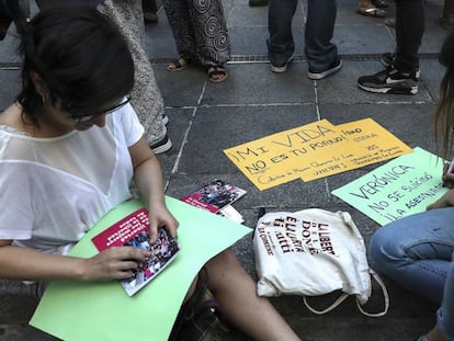 Concentración en Madrid por la trabajadora de Iveco, el pasado viernes 31 de mayo. En vídeo, la policía podrían tomar declaración a varios compañeros de la mujer que se suicidó tras la difusión de videos sexuales.