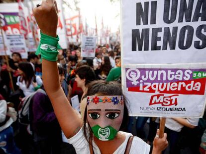 Una joven sostiene una pancarta durante la marcha Ni Una Menos en Buenos Aires. En vídeo, imágenes de la marcha.
