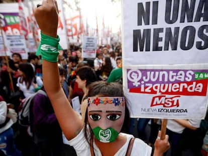 Una joven sostiene una pancarta durante la marcha Ni Una Menos en Buenos Aires. En vídeo, imágenes de la marcha.