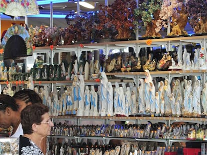 Visitantes de Lourdes, en una tienda de recuerdos, cerca del santuario.