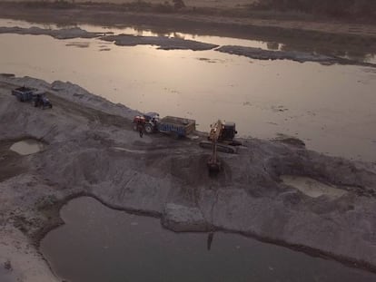 Extracciones de arena en el río Garra, cerca de Shahjahanpur (India).