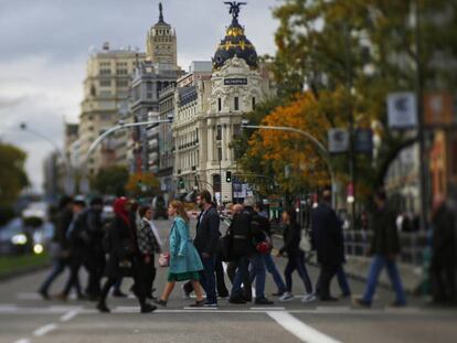 Peatones en la Gran Vía de Madrid, uno de los ejes de Madrid Central. En vídeo, declaraciones de Luis Martínez-Almeida, alcalde de la ciudad.