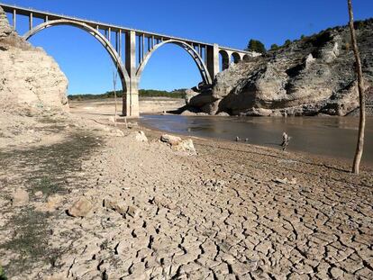 El embalse de Entrepeñas en la Alcarria Baja de Guadalajara en noviembre de 2017. En vídeo, una ola de calor dará la bienvenida a un verano más caluroso.
