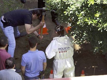 Los Mossos buscan en el jardín del detenido el cadáver de Mònica Borràs. En vídeo, la policía desentierra el cadáver de Mónica Borrás.