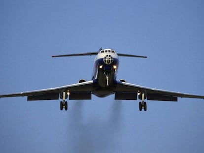 Rastro de contaminación que deja un avión al aterrizar.