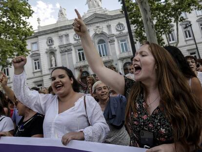 Manifestantes frente al Tribunal Superior de Justicia en Madrid hoy viernes. En vídeo, hubo violencia e intimidación según las acusaciones y el Supremo.