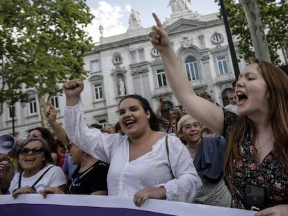 Manifestantes frente al Tribunal Superior de Justicia en Madrid hoy viernes. En vídeo, hubo violencia e intimidación según las acusaciones y el Supremo.