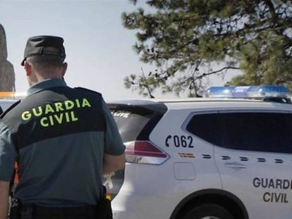 Un agente de la Guardia Civil. En vídeo, detienen a la pareja de la mujer hallada muerta en Icod de los Vinos, Tenerife.