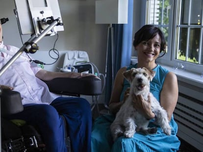 Francisco Luzón y su esposa, María José Arregui, con su perro 'Lucas' en su casa de Madrid.