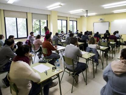 Celebración de pruebas de oposición en el IES Pontepedriña, en Santiago de Compostela. En vídeo, se celebra la convocatoria de oposiciones a maestros y maestras más importante de la última década.