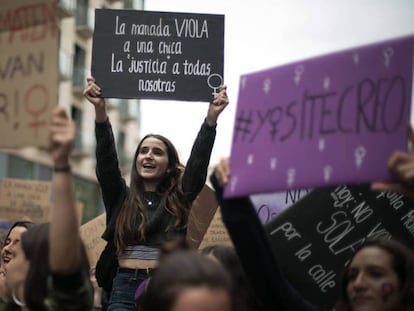 Manifestación estudiantil en Barcelona contra la sentencia del caso de La Manada. En vídeo, el Tribunal Supremo eleva a 18 años la condena a los miembros de La Manada.