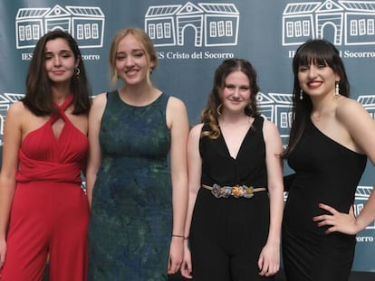 Las cuatro alumnas del instituto Cristo del Socorro de Luanco (Asturias) que han empatado en bachillerato con un 10. En vídeo, Virginia Fernández, una de las alumnas, cuenta cómo fue el sorteo.