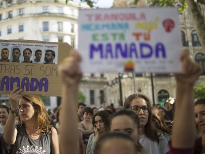 Concentración, en Sevilla en abril de 2018, en protesta por la sentencia condenatoria a nueve años de cárcel a los miembros de La Manada. En vídeo, declaraciones del abogado de los acusados.