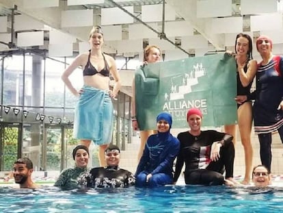 Mujeres musulmanas protestan en una piscina de Grenoble, Francia, en mayo. En vídeo, declaraciones de una de las activistas.