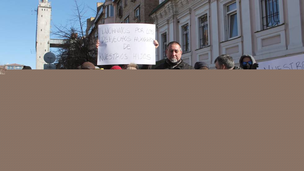 Varios españoles protestan ante el Consulado de España en Kiev, en febrero.