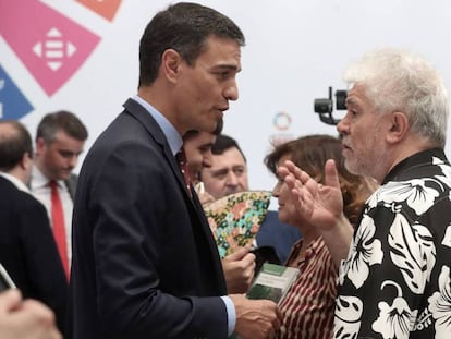 Pedro Sánchez charla con Pedro Almodóvar, este miércoles durante la recepción al colectivo LGTB en La Moncloa.