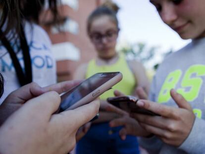 Un grupo de amigas con sus teléfonos móviles. En vídeo, siete de cada diez jóvenes españoles han sufrido algún tipo de 'violencia viral' siendo niños.